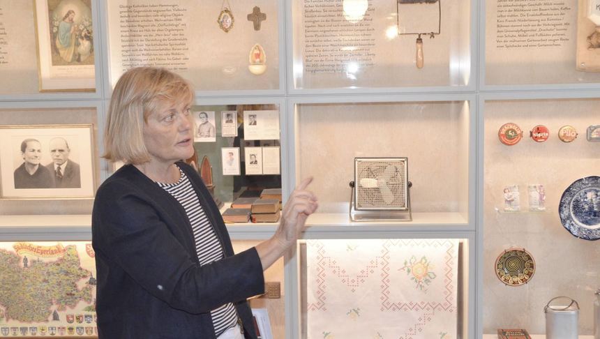 Professorin Dr. Paula Lutum-Lenger, Ausstellungsleiterin des Hauses der Geschichte Baden-Württemberg, führte vor einem Jahr in die Schau ein. 